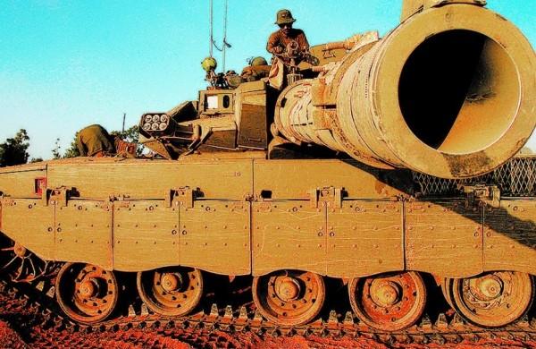 Tanque israelense de prontid&atilde;o para disparar contra a Faixa de Gaza (AFP)