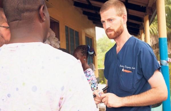 O m&eacute;dico Kent Brantly foi levado ao hospital da Universidade Emory, onde ficar&aacute; em quarentena ( Divulgação)
