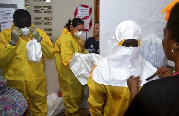 Equipe m&eacute;dica de hospital na Lib&eacute;ria utiliza equipamento especial para n&atilde;o ser contaminada pelo v&iacute;rus Ebola (France Press)