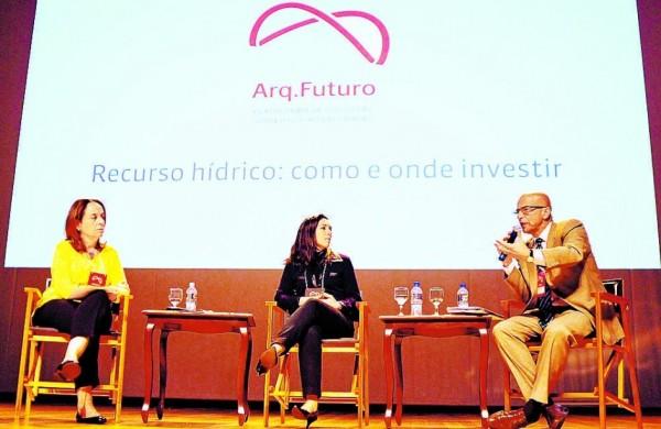 Laura Grrenhalgh, Odette Lima Campos e Gesner Oliveira no f&oacute;rum  ( Del Rodrigues/ Gazeta de Piracicaba)