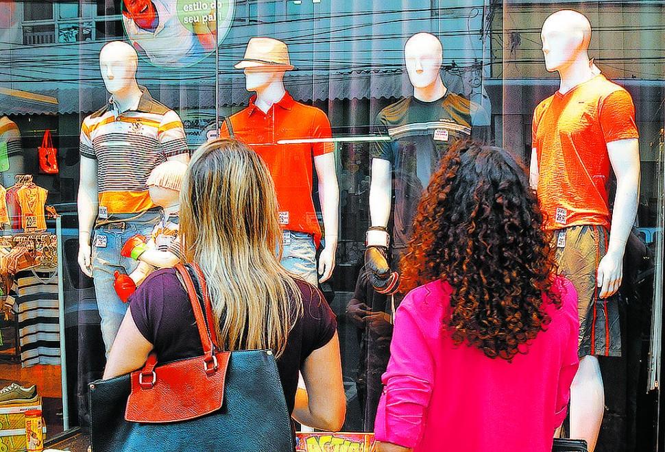 Entre os 400 entrevistados, a maioria, 51,8%, n&atilde;o pretende comprar presentes (Antonio Trivelin)
