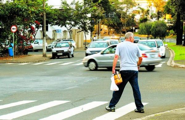Idoso atravessa avenida Armando de Salles Oliveira em Piracicaba  ( Antonio Trivelin/ Gazeta de Piracicaba )