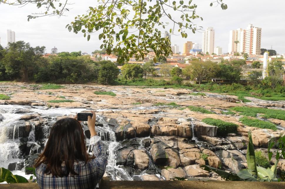 Pedras tomam conta do leito do Rio Piracicaba, que deveria estar com o n&iacute;vel pelo menos 5 metros mais alto ( César Rodrigues/ AAN)