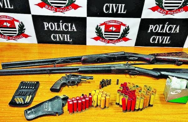 Espingarda, cartucheira, rev&oacute;lver e farta muni&ccedil;&atilde;o foram apreendidos ( Divulgação/ PM)