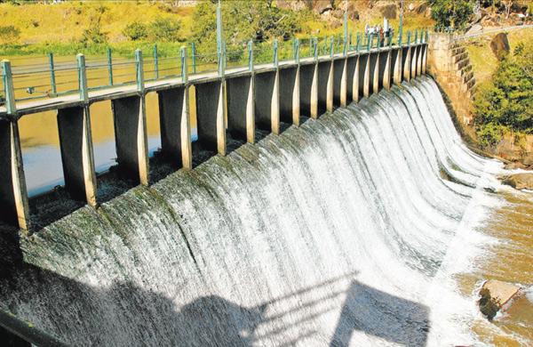 Usina de Salto Grande: gera&ccedil;&atilde;o de energia teve que ser interrompida por causa do baixo volume de &aacute;gua ( Divulgação)