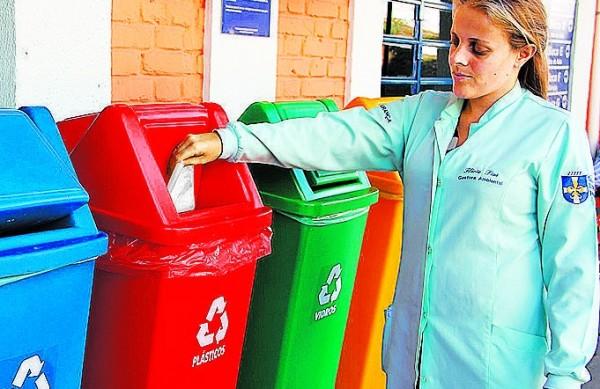 Fl&aacute;via Dias, gestora ambiental, mostra lixeiras para descarte seletivo ( Cedoc/ RAC)