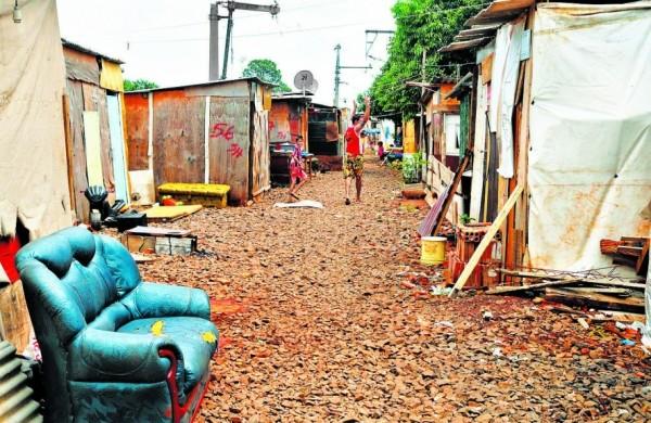 Ocupa&ccedil;&atilde;o no Cidade Jardim, &agrave;s margens da antiga linha do VLT, onde boa parte dos moradores est&aacute; cadastrada na Cohab  ( Cedoc/ RAC)
