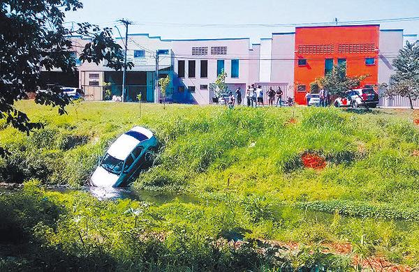 Ela falou que teve o carro atingido na traseira por um Fox preto, que o empurrou barranco abaixo ( Divulgação)