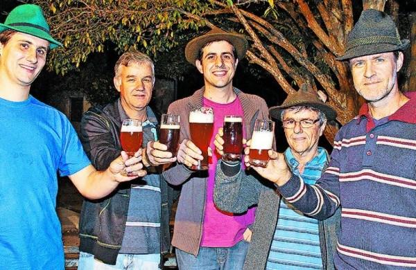 Thiago, Lu&iacute;s Carlos, Leonardo, Vladimir e Reinaldo brindam a cerveja produzida por eles (Moreno Moura/ Divulgação)