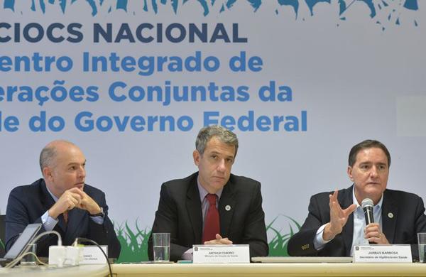 Presidente da Anvisa, Dirceu Barbano; ministro da Sa&uacute;de, Arthur Chioro; e o secret&aacute;rio de Vigil&acirc;ncia em Sa&uacute;de, Jarbas Barbosa, falam sobre as recomenda&ccedil;&otilde;es da OMS em rela&ccedil;&atilde;o ao v&iacute;rus ebola  (Agência Brasil)