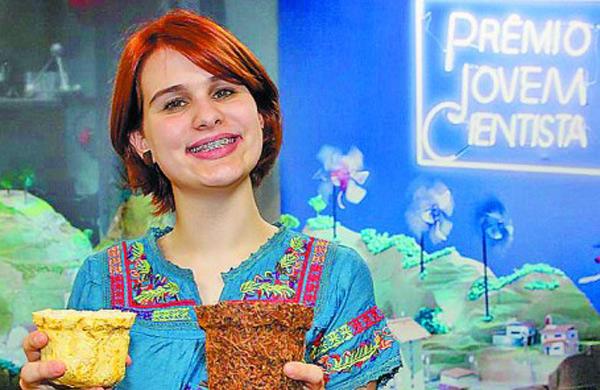 A estudante Ana Gabriela Person Ramos, da Escola T&eacute;cnica Conselheiro Ant&ocirc;nio Prado (Etecap), de Campinas, ganhou o primeiro lugar no 25&deg; Pr&ecirc;mio Jovem Cientista de 2011 (Ricardo Marques/Fundação Roberto Marinho)