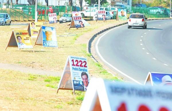 Minirreforma eleitoral pro&iacute;be placas ao longo de vias p&uacute;blicas a partir de 2016 ( Leandro Ferreira/ AAN)