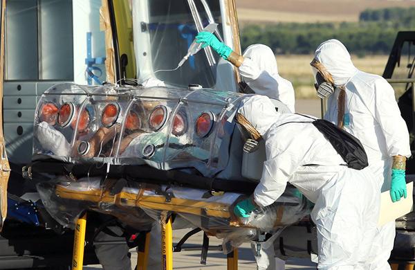Imagem do Minist&eacute;rio da Defesa espanhol mostra padre Miguel Pajares, que contraiu o v&iacute;rus Ebola, sendo transportados de base a&eacute;rea de Torrejon de Madrid para o hospital Carlos III em sua chegada a Espanha (AFP)