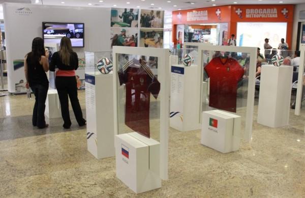Al&eacute;m das camisas, as sele&ccedil;&otilde;es assinaram bolas oficiais do torneiro, as 'Brazucas' (Divulgação/ Aeroporto de Viracopos)