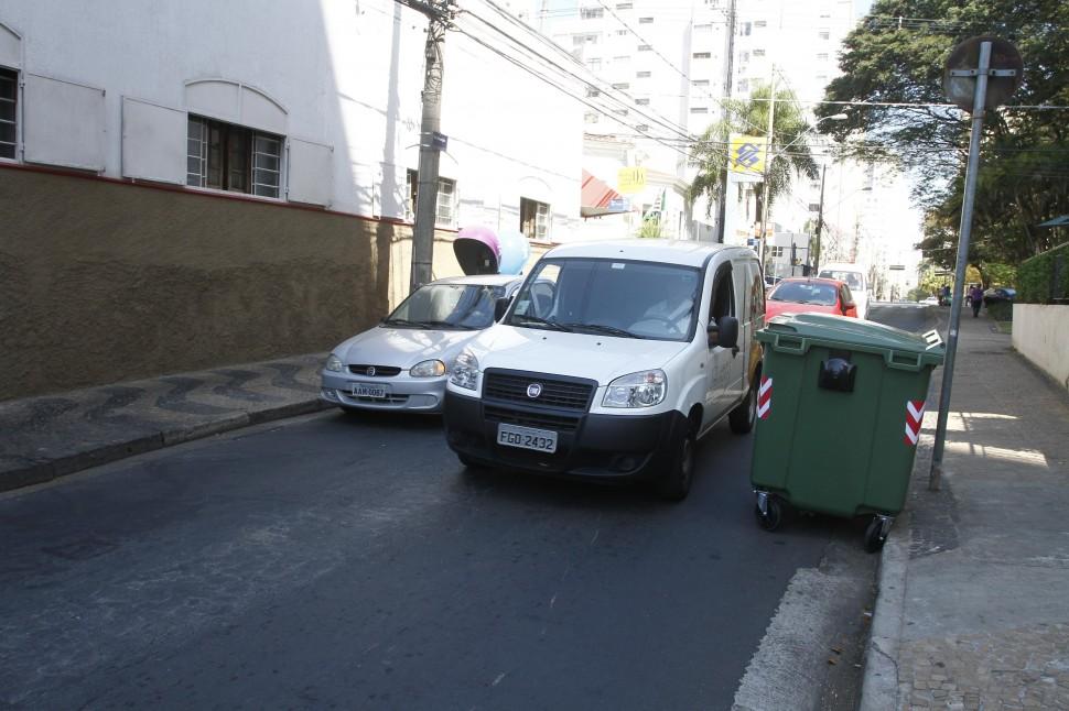 Motoristas - reclamam - cont&ecirc;ineres - lixo - prejudicam - tr&acirc;nsito - Rua Concei&ccedil;&atilde;o - Campinas - Cambu&iacute; - coleta - mecanizada ( Gustavo Tilio/ Especial para a AAN)