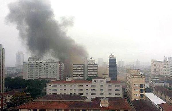 Imagem mostra fuma&ccedil;a na regi&atilde;o do Boqueir&atilde;o ap&oacute;s queda de helic&oacute;ptero em Santos ( Reprodução)