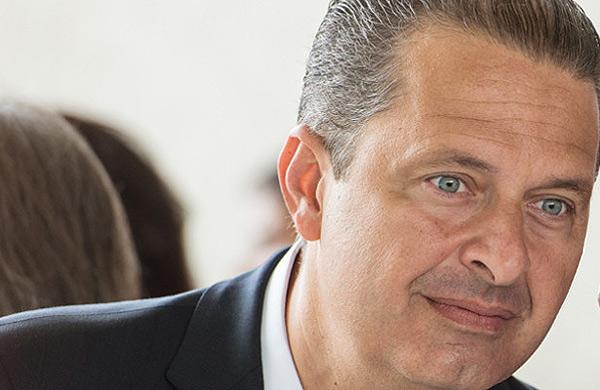 O candidato &agrave; Presid&ecirc;ncia da Rep&uacute;blica Eduardo Campos (PSB), de 49 anos, morreu em um acidente a&eacute;reo na manh&atilde; desta quarta-feira na cidade de Santos (Yasuyoshi Chiba/ AFP )