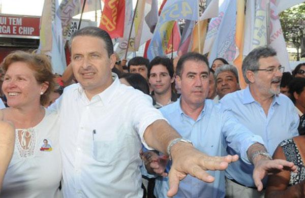 O candidato Eduardo Campos com o prefeito Jonas Donizette, em campanha na cidade ( Cedoc/ RAC)