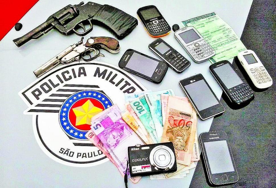 Dois rev&oacute;lveres, celulares, m&aacute;quina fotogr&aacute;fica e dinheiro foram apreendidos com os marginais ( Divulgação)