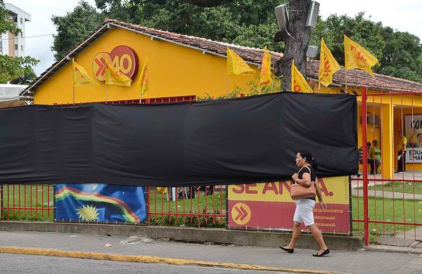 Material de campanha com imagens de Eduardo Campos &eacute; recolhido no comit&ecirc; central do PSB ap&oacute;s a morte do candidato a presidente da Rep&uacute;blicar


 (Agência Brasil)