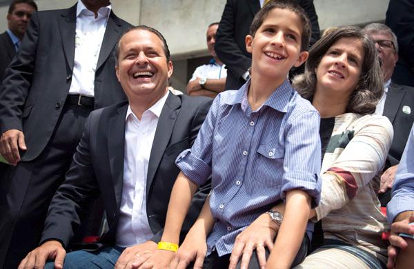 Eduardo Campos ao lado do filho Jose Henrique e da esposa Renata, durante celebra&ccedil;&atilde;o de inaugura&ccedil;&atilde;o da Arena Pernambuco, em abril deste ano (Yasuyoshi Chiba/ AFP )