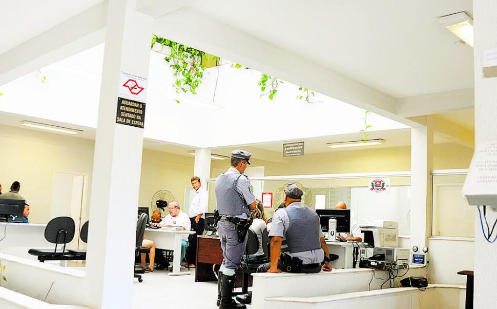 Policiais aguardam para registar boletim de ocorr&ecirc;ncia em Distrito Policial: nova regra facilita o processo ( Cedoc/ RAC)