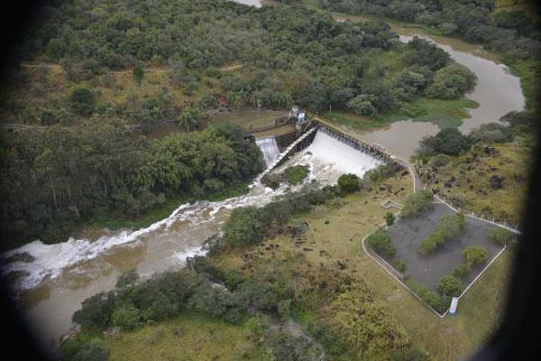 Fotos do sobrevoo no rio Atibaia: busca de capta&ccedil;&atilde;o irregular (Marcos Lodi L/Divulgação)