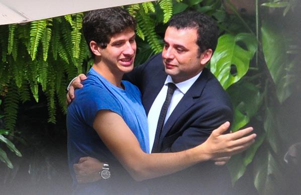 Jo&atilde;o Campos (&agrave; esq.), filho do ex-governador de Pernambuco Eduardo Campos, &eacute; visto na entrada da casa da fam&iacute;lia em Recife (PE) nesta quinta-feira (14) ( Cedoc/ RAC)