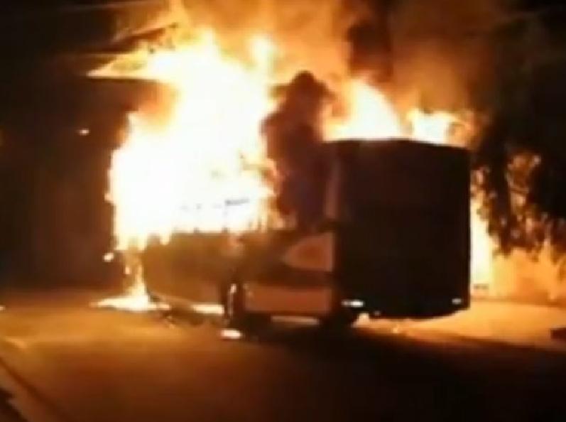 &Ocirc;nibus foi queimado em abril ap&oacute;s morte de rapaz envolvido com o tr&aacute;fico de drogas ( Divulgação)