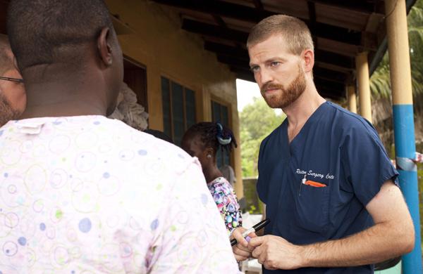 A esposa de Brantly, Amber, pediu ora&ccedil;&otilde;es para o marido e para os que lutam contra o v&iacute;rus na Lib&eacute;ria (France Press)