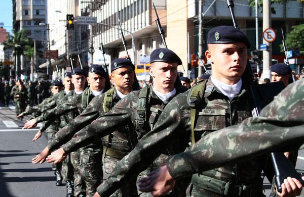 Desfile que aconteceu em 2013. Prefeitura acredita que p&uacute;blico de 20 mil pessoas ir&atilde;o assistir a apresenta&ccedil;&atilde;o (Cedoc RAC)