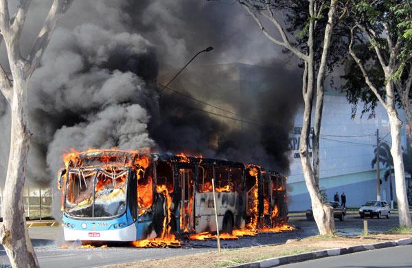 Um &ocirc;nibus articulado que faz a linha 131 (Vida Nova), pegou fogo por volta das 15 horas desta segunda-feira (18), na Avenida Ruy Rodrigues (Clarice Tanaka/Foto do leitor)