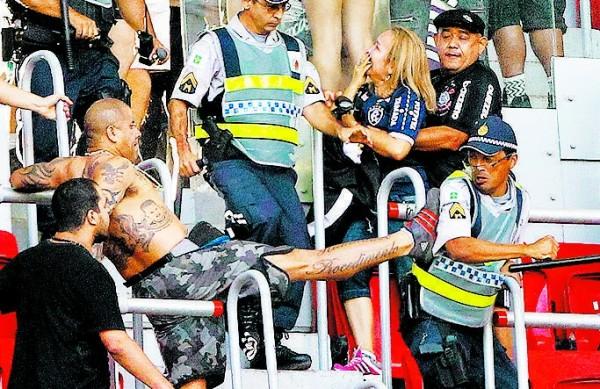 Faustino agride policial durante briga no Est&aacute;dio Man&eacute; Garrincha, ano passado ( Cedoc/ RAC)