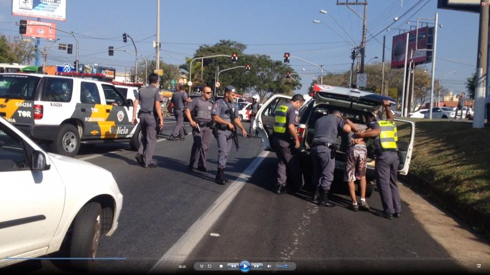Bandidos, pris&atilde;o, Bar&atilde;o Geraldo, Vila Nova, Tapet&atilde;o, rodovia Zeferino Vaz, ref&eacute;m , sequestro, roubo, carro, estrada da Rhodia, flagrante, TV Correio, v&iacute;tima, persegui&ccedil;&atilde;o (Johnny Inselsperger/AAN)