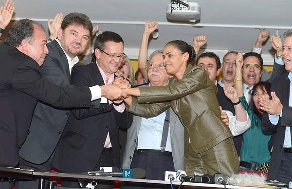 PSB divulgou nesta quinta (20) a chapa que concorrer&aacute; &agrave; Presid&ecirc;ncia da Rep&uacute;blica. (Da esq. para a dir.: Beto Albuquerque, candidato a vice; Roberto Amaral, presidente do PSB; e Marina Silva, candidata a presidente)  ( Agência Brasil)
