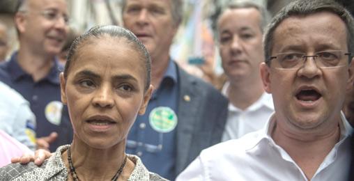 Marina Silva caminha na favela da Rocinha durante sua campanha pol&iacute;tica no Rio de Janeiro, no &uacute;ltimo dia 30 (YASUYOSHI CHIBA/AFP)