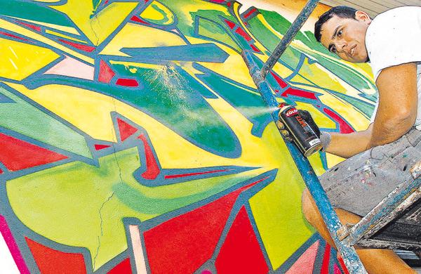 O grafiteiro Paulo Medo prepara o mural que vai expor no projeto Movimentos Convergentes 2, na Esta&ccedil;&atilde;o Cultura ( Gustavo Tilio/ Especial para a AAN)
