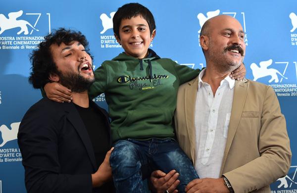 Diretor turco Kaan Mujdeci e os atores Dogan Izci (ao centro) e Muttalip Mujdeci durante o photocall do filme Sivas, apresentado em competi&ccedil;&atilde;o no 71&ordm; Festival de Veneza (AFP)
