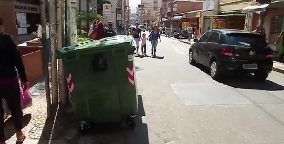 Ca&ccedil;amba, lixo, cont&ecirc;ineres, causam pol&ecirc;mica, Centro, Campinas (Captura de vídeo)
