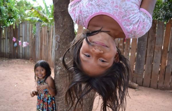 As irm&atilde;s &iacute;ndias Titinha, de 5 anos, e Tauani Kaiabi, de 7, se divertem em uma &aacute;rvore  (Fábio Gallacci/ AAN)