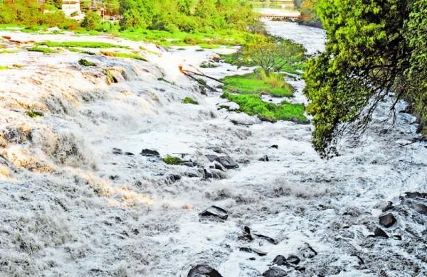 Ap&oacute;s as chuvas, salto do Piracicaba tem volume maior de &aacute;gua ( Antonio Trivelin/ Gazeta de Piracicaba )
