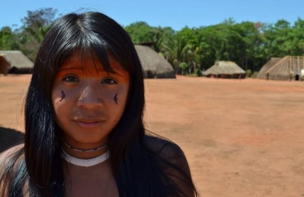 Jovem em aldeia do Parque Xingu, &aacute;rea delimitada em Mato Grosso, onde comunidades de 16 etnias convivem  (Fábio Gallacci/ AAN)