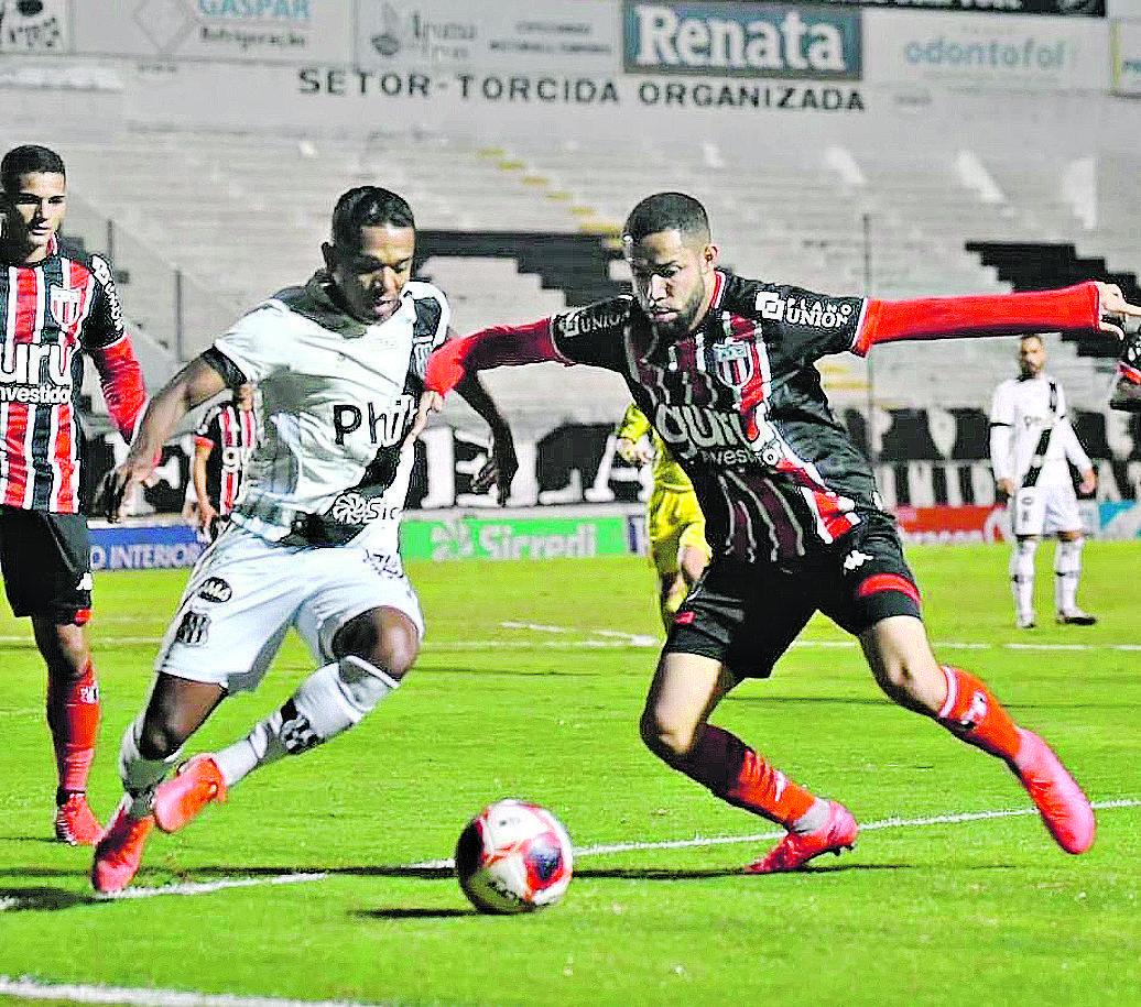 Niltinho teve grande chance de gol durante o tempo normal, mas não concluiu (Álvaro Jr/Ponte Press )