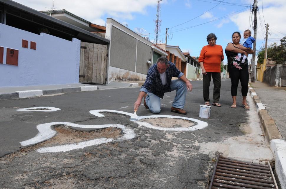 Moradores, pintam, buracos, protesto, contra, falta, manuten&ccedil;&atilde;o, Campinas, Sousas ( Dominique Torquato/ AAN)