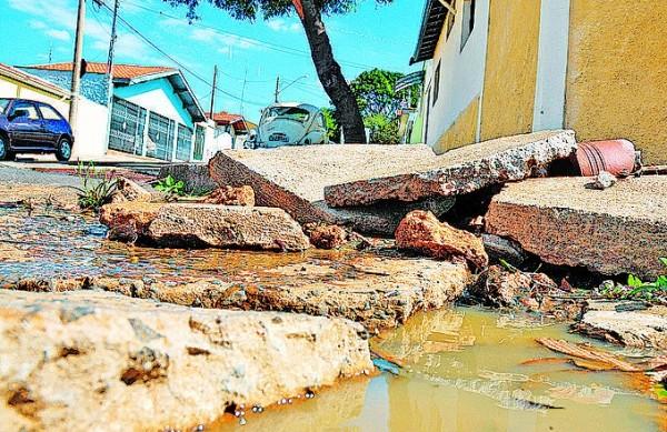 Rede danificada na esquina das ruas S&atilde;o Tom&aacute;s de Aquino e Jos&eacute; de Alencar ( Del Rodrigues/ Gazeta de Piracicaba)