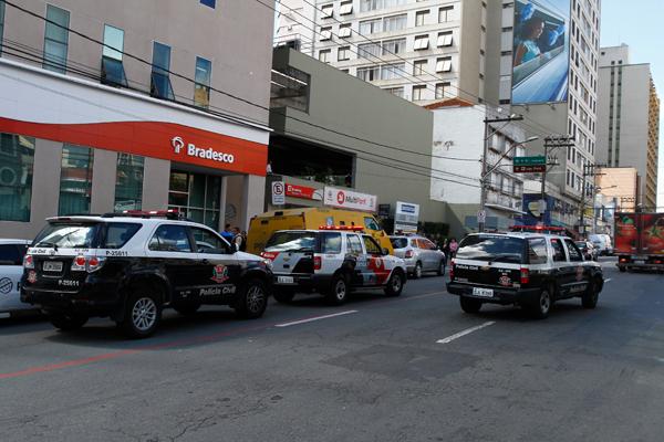 Movimenta&ccedil;&atilde;o de policiais em frente &agrave; ag&ecirc;ncia do Bradesco na Glic&eacute;rio ( Gustavo Tilio/Especial para a AAN)