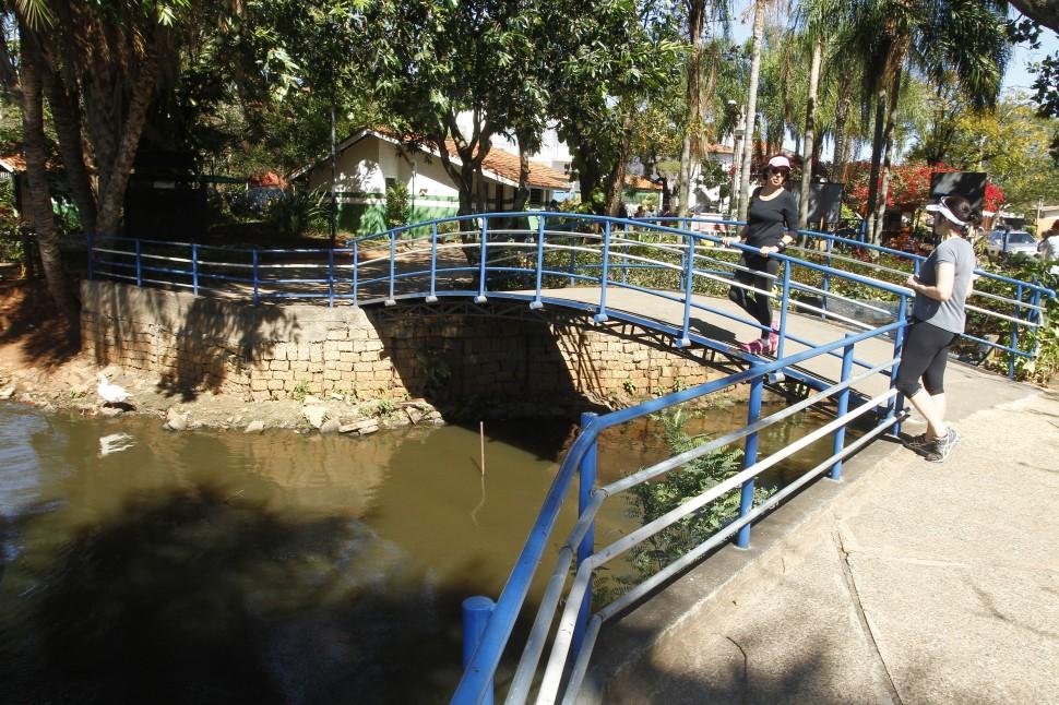 A Prefeitura admite que a lagoa est&aacute; contaminada,  mas ningu&eacute;m sabe dizer a origem das emiss&otilde;es clandestinas  ( Gustavo Tilio/ Especial para a AAN)