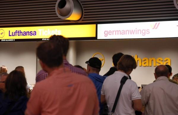 Cerca de 14.000 passageiros da Lufthansa foram encaminhados para outros voos ou trens devido &agrave; greve na companhia  (AFP)