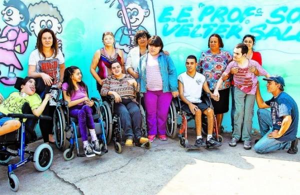Pais e alunos da sala especial em escola da Vila Nova Teixeira ( Leandro Ferreira/ AAN)
