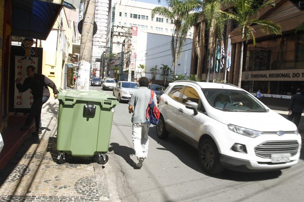Cont&ecirc;iner no Centro de Campinas atrapalha os pedestres, que acabam andando na rua ( Gustavo Tilio/Especial para AAN)
